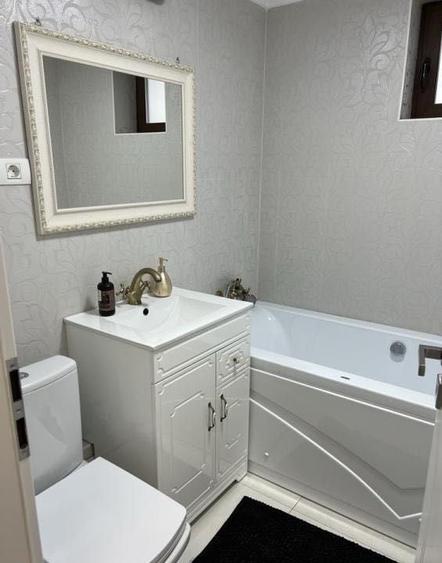 Apartament cu 3 camere semidecomandat în Gorjului