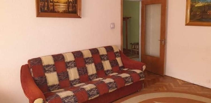 Apartament cu 3 camere decomandat în Nicolina