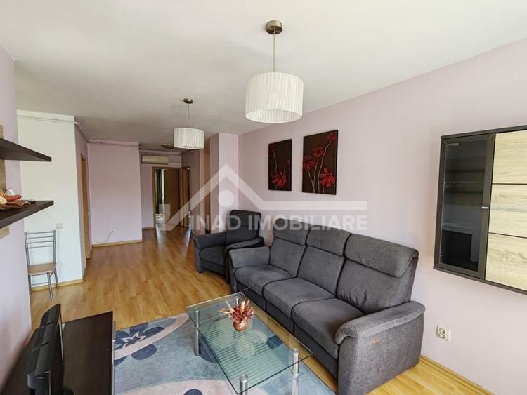 Apartament cu 3 camere semidecomandat, mobilat în Central
