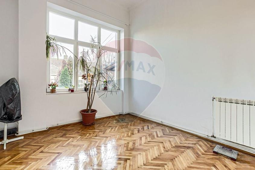Apartament cu 4 camere semidecomandat, mobilat în Central