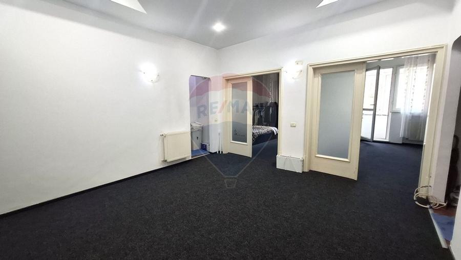 Apartament cu 4 camere semidecomandat în P-ța Victoriei
