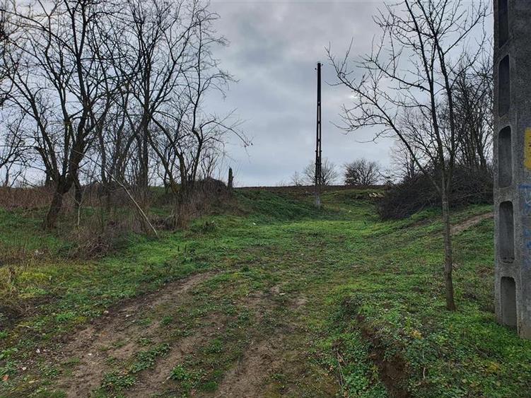 Teren intravilan de 13400 mp, în Izvoarele