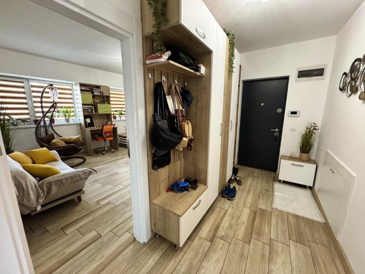 Apartament cu 3 camere decomandat, mobilat în Rovine