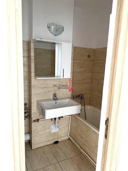 Apartament cu 3 camere semidecomandat în Tei