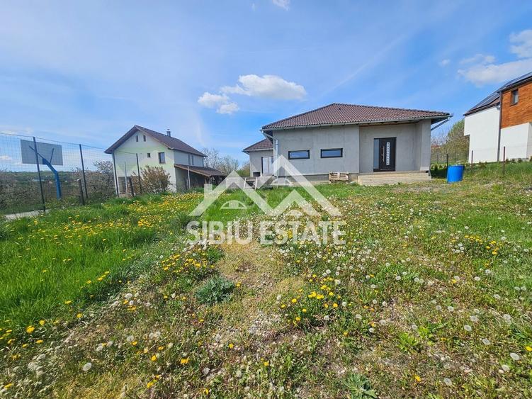 Casă individuală cu 4 camere cu Canalizare în Exterior Est