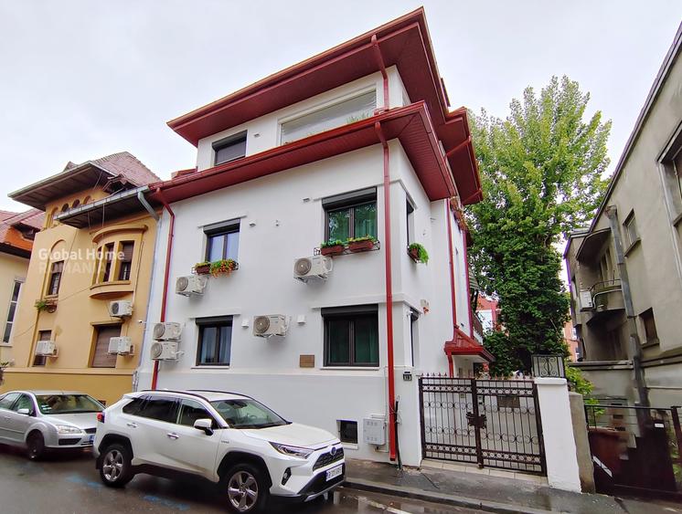 Apartament cu 5 camere decomandat în Romană