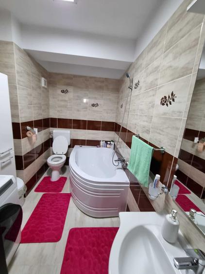 Apartament cu 3 camere decomandat în Roșu