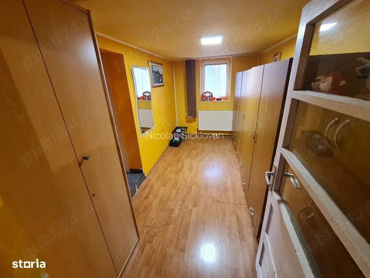 Casa cu teren mare. Casa se poate locui. Apa curenta, centrala termica curte mare plus livada.