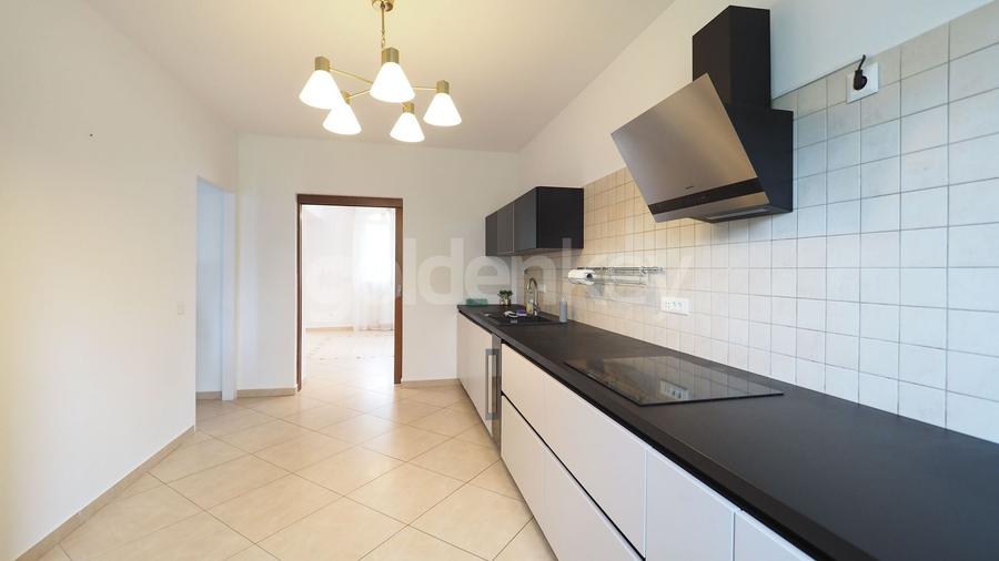 Vila cocheta in cartier rezidential cu piscina comuna, garaj - 8