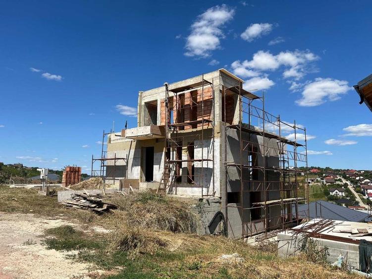 Casă cu 4 camere în Valea Adâncă
