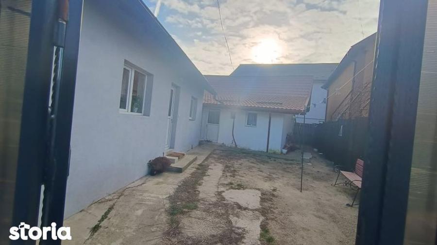 Vand casa la intrarea in Smeura,la un 1km de sensul giratoriu Triva - 1