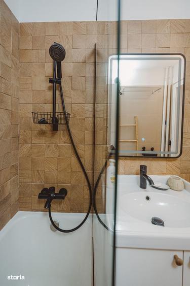 Apartament cu 3 camere semidecomandat în Costin Georgian