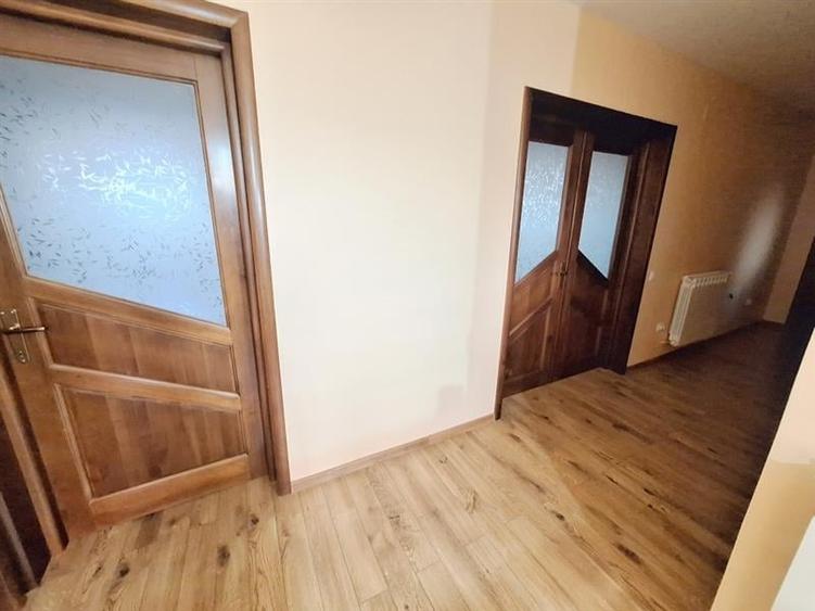 Casă individuală cu 6 camere cu Garaj în 9 Mai