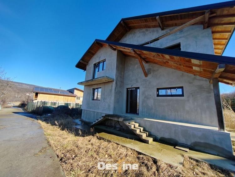 Casă individuală cu 4 camere cu Canalizare în Bârnova