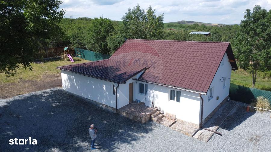 Casă cu 6 camere cu Teren 2800 Mp în Livada