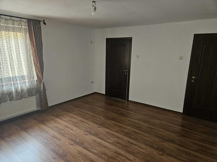 Casă cu 4 camere cu Teren 300 Mp în Domenii