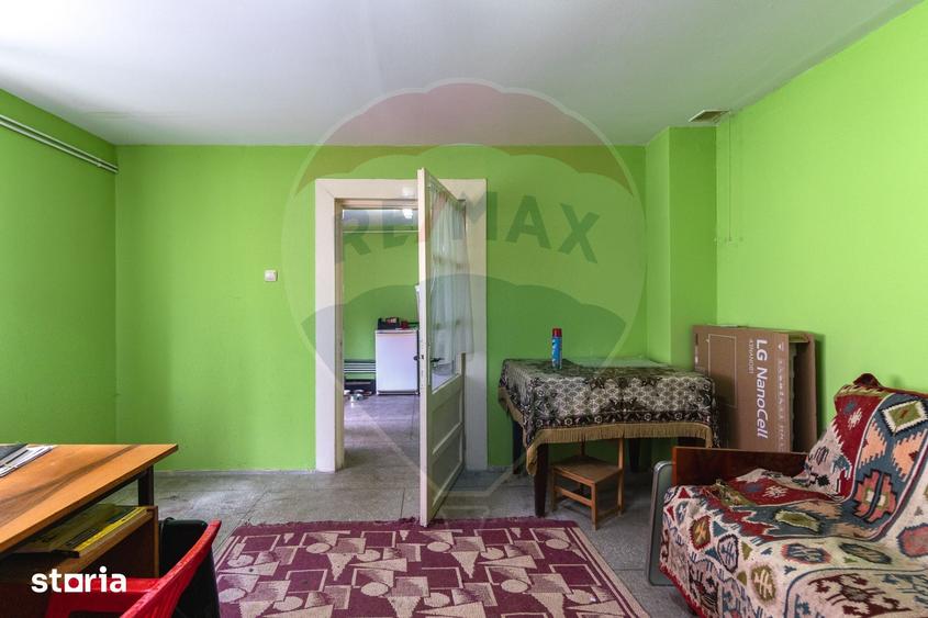 Casă cu 4 camere cu Teren 1673 Mp în Central