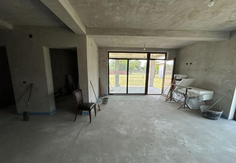 Casă cu 4 camere decomandat în Livada