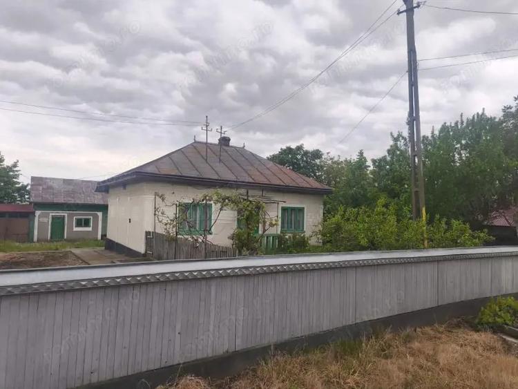 Casă cu 2 camere cu Teren 1600 Mp în Grămești