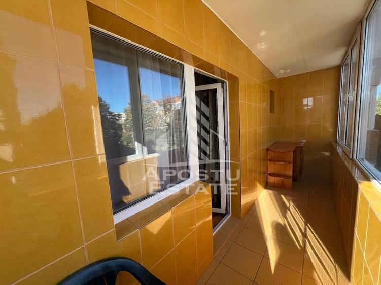 Apartament cu 3 camere decomandat, mobilat în Girocului