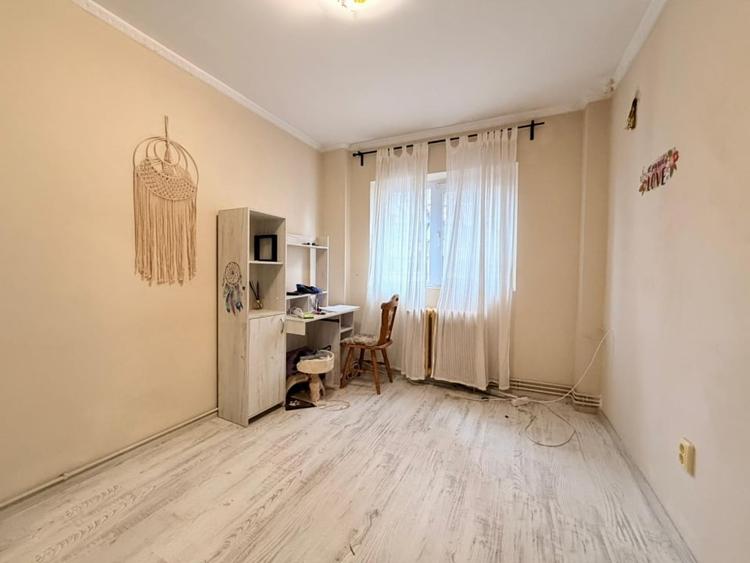 APARTAMENT 4 CAMERE DE VANZARE - 200 M METROU APARATORII PATRIEI - 12