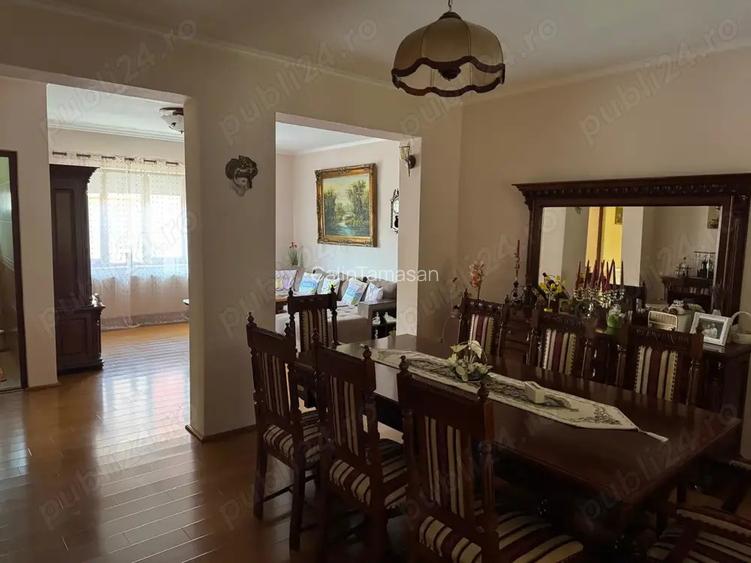 Casa de vanzare, centru, in zona foarte linistita.