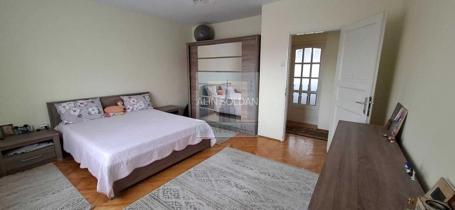 Apartament 3 camere in casa/vila, et. 1-zona Piata de Miercuri Apartament 3 camere in casa/vila, et. 1-zona Piata de Miercuri