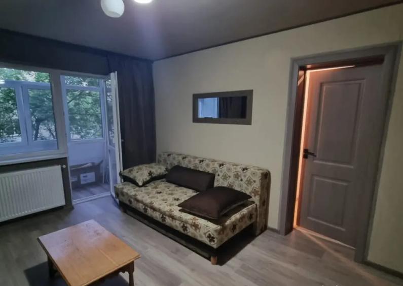 Apartament 2 camere semidecomandat, etaj 1 , zona Curtea de - 11