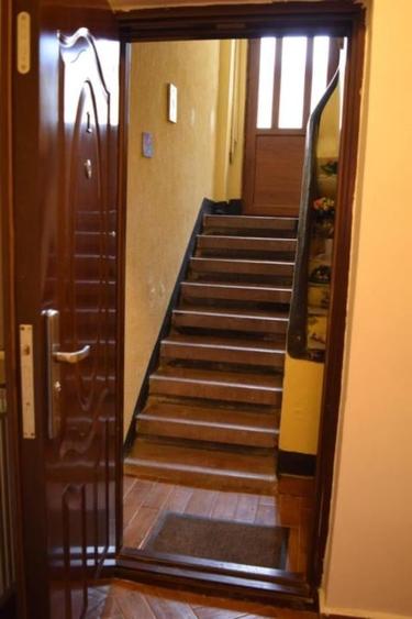 Timpuri Noi-apartament 3 camere in vila interbelica demisol/p 1,curte - 1