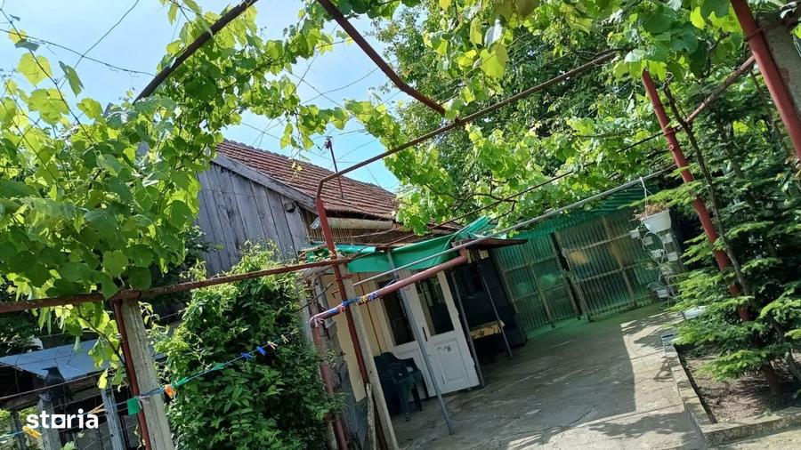 Casa individuala -Carani+teren 745 mp-strada asfaltata - 2