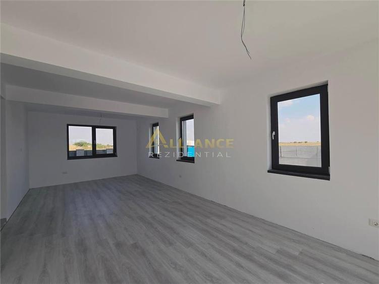 Vila individuala- 4 camere- panouri solare- 800m de STV - 2