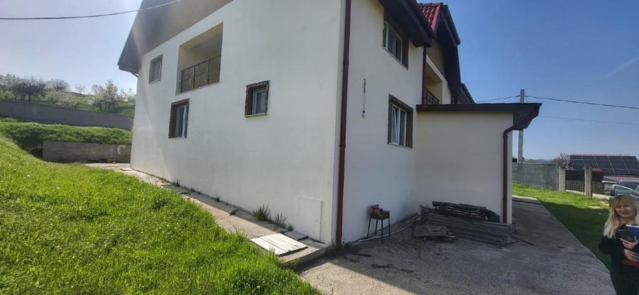 Casa spatioasa 250 mp2 utili + teren 1082 mp2 - 1