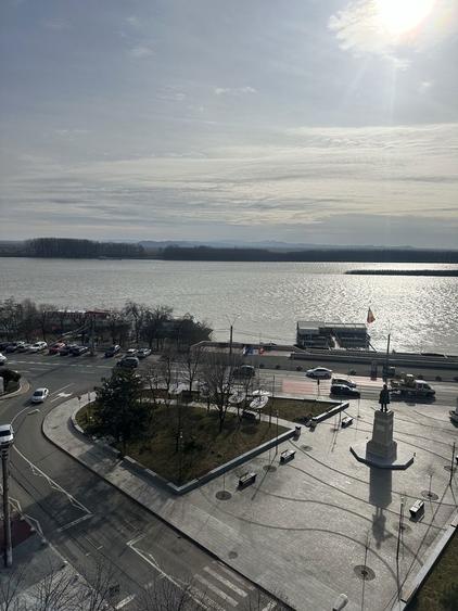 Vind apart 3 decomandat cu vedere la Dunare zona ultracentrala - 7