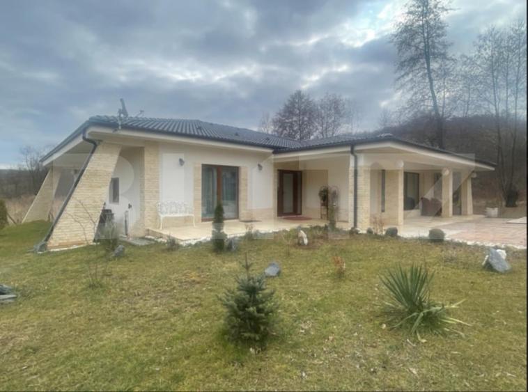 Casa de vanzare, pe un singur nivel, 170 mp + 2.300 mp teren - 2
