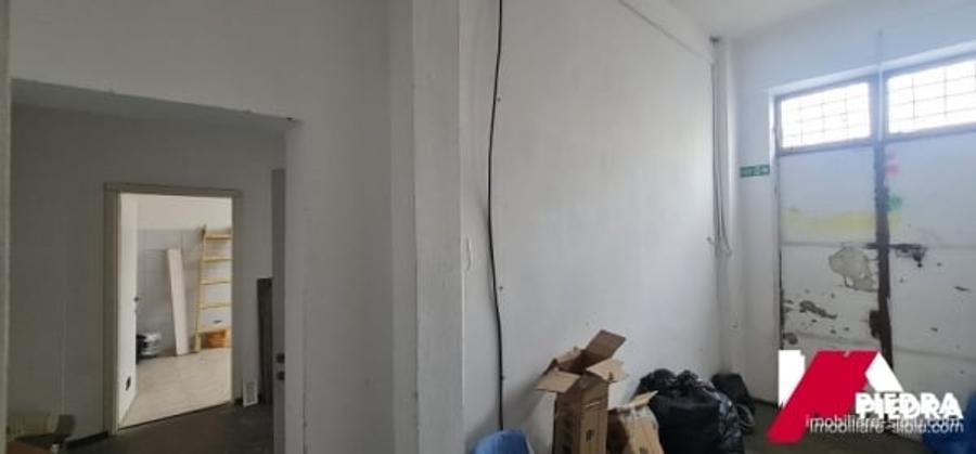 Inchiriez spatiu comercial situat in Strand, in zona de blocuri, suprafata 85mp - 10