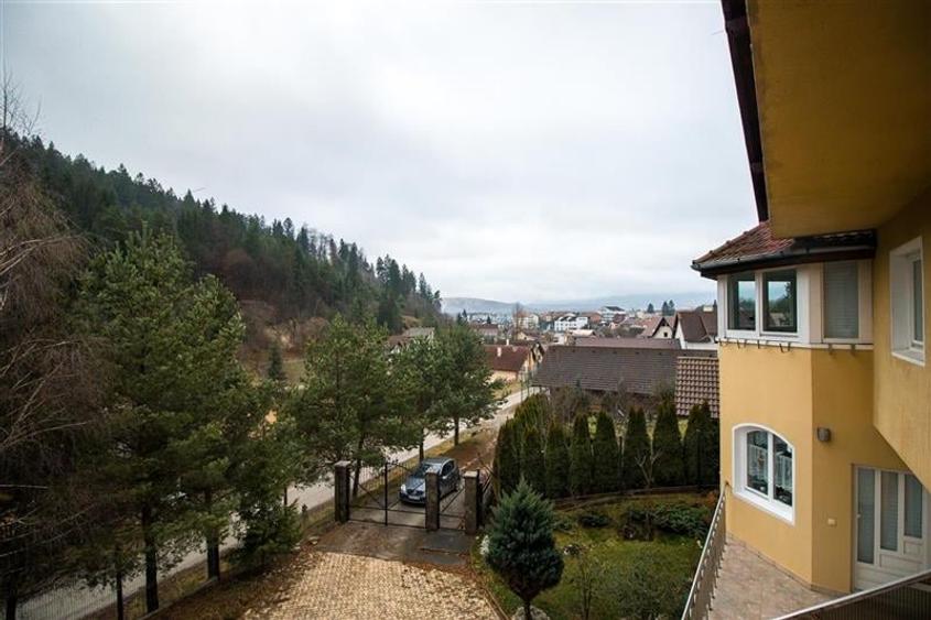 Resedinta distincta,panorama urbana, amplasare de top,Zarnesti,Brasov - 3