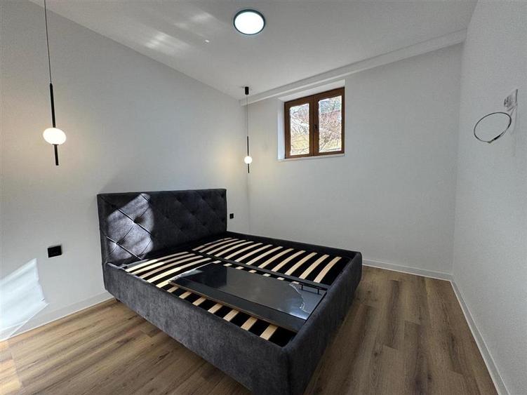Apartament cu 3 camere semidecomandat, mobilat în Central