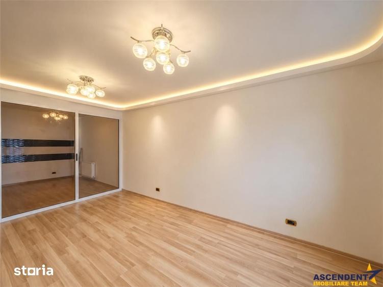 Apartament cu 3 camere decomandat în Tractorul