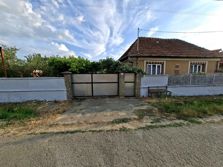 Casă cu 4 camere în Brusturi