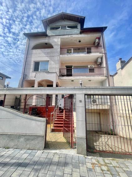 Casă cu 8 camere cu Garaj în Barbu Văcărescu