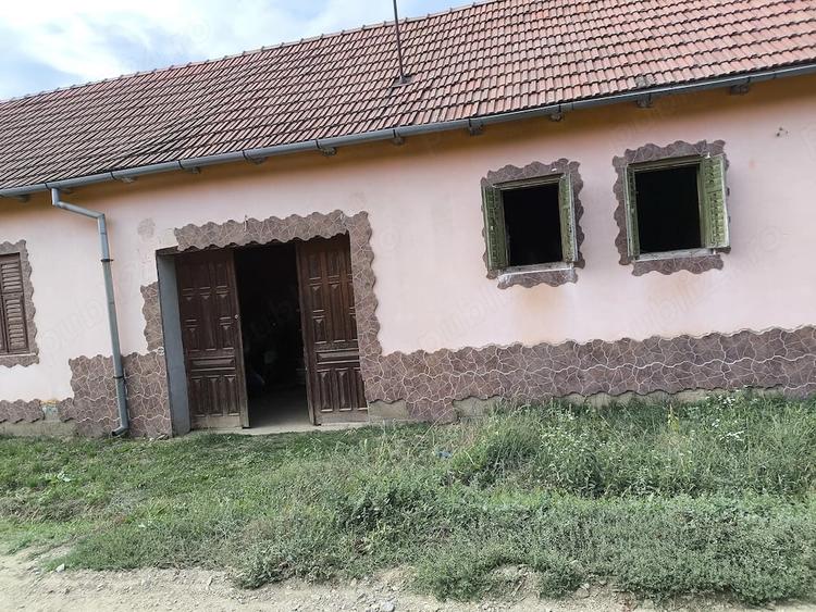 Casă cu Teren 1600 Mp în Secășeni