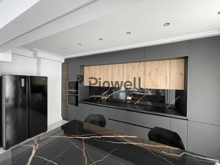Penthouse cu 5 camere decomandat, mobilat în Central