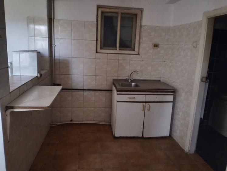 Casă cu 12 camere cu Teren 215 Mp în 13 Septembrie