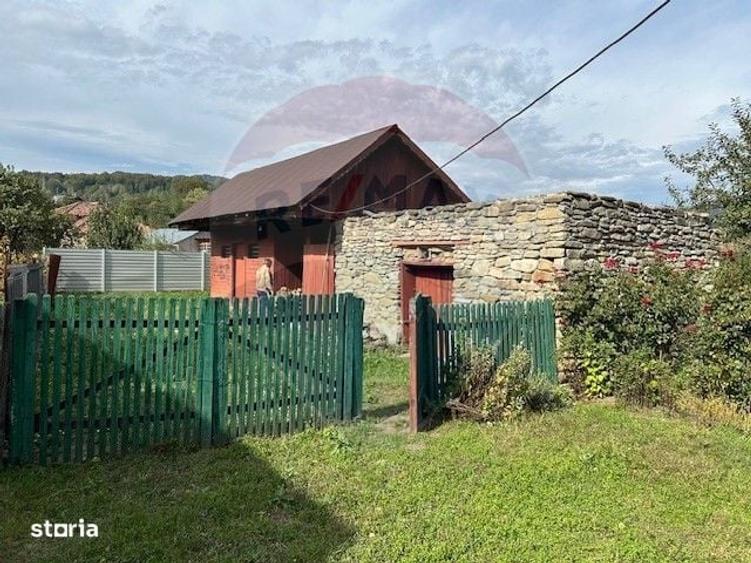 Casă cu 4 camere cu Teren 1478 Mp în Măneciu