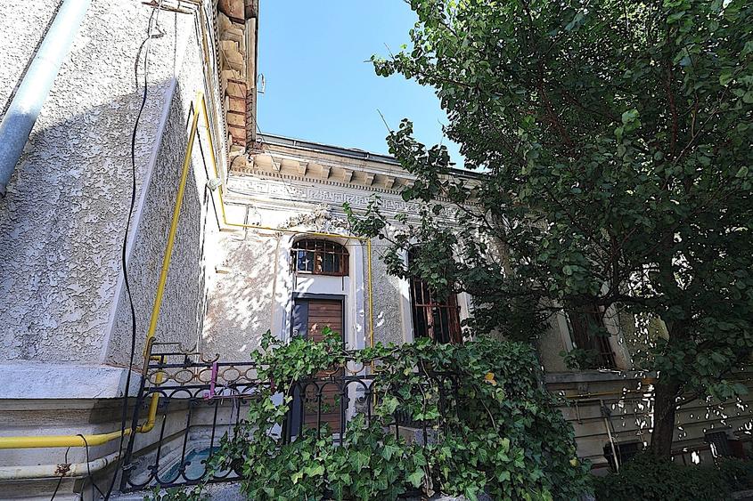 Casă cu 10 camere cu Teren 362 Mp în P-ța Romană