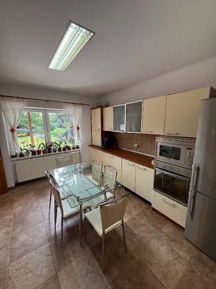 Casă individuală cu 8 camere cu Canalizare în Ultracentral
