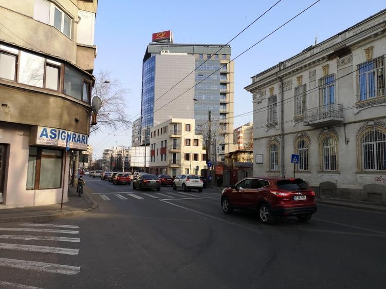 Dacia Bd., la trecerea de pietoni, pe colt, langa Statia de Salvare Bucuresti - 8