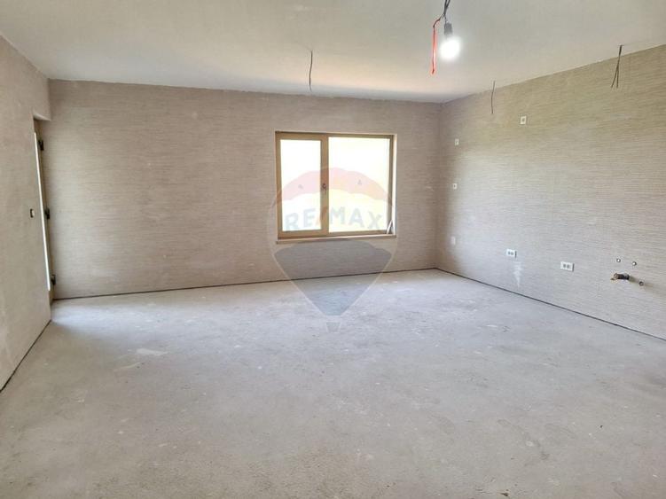 Casă / Vilă la gri aproape gata sa devina " acasa" ! - 7