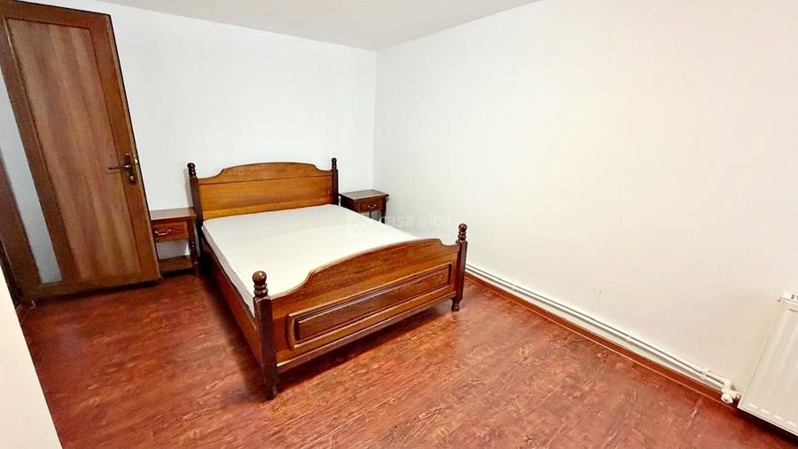 Apartament cu 3 camere semidecomandat, mobilat în Central