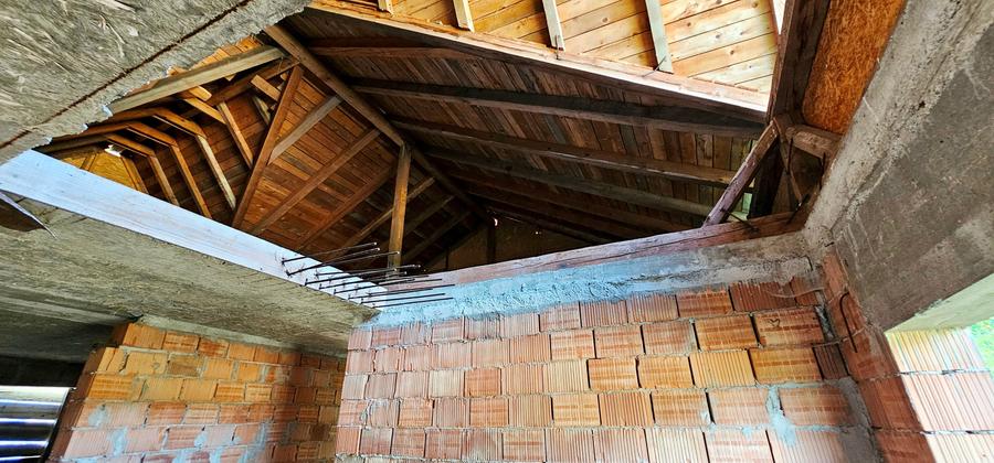 Proprietate la rosu, situata la 15 km de Piatra Neamt - 3